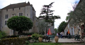 Château on the left, le Petit Feuillant on the right